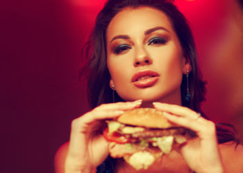 EXCLUSIVE: SUPERMODEL ALEXANDRA EATS A CHEESEBURGER!